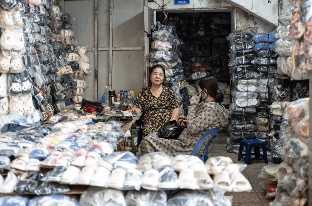Tourists are roaming their favorite souvenirs at Dong Xuan market (Source: Pexels)